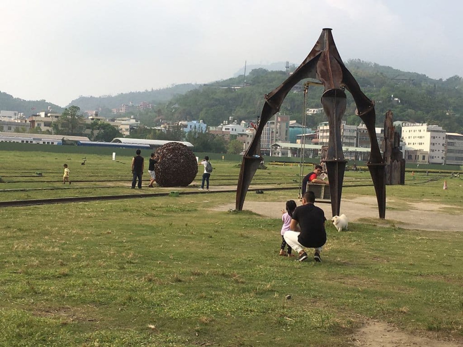 4戶外大型鋼雕公共藝術作品並介紹雙年展計畫說明