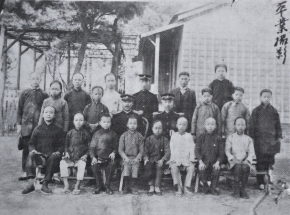 1915年（大正四年）景尾公校畢業攝影